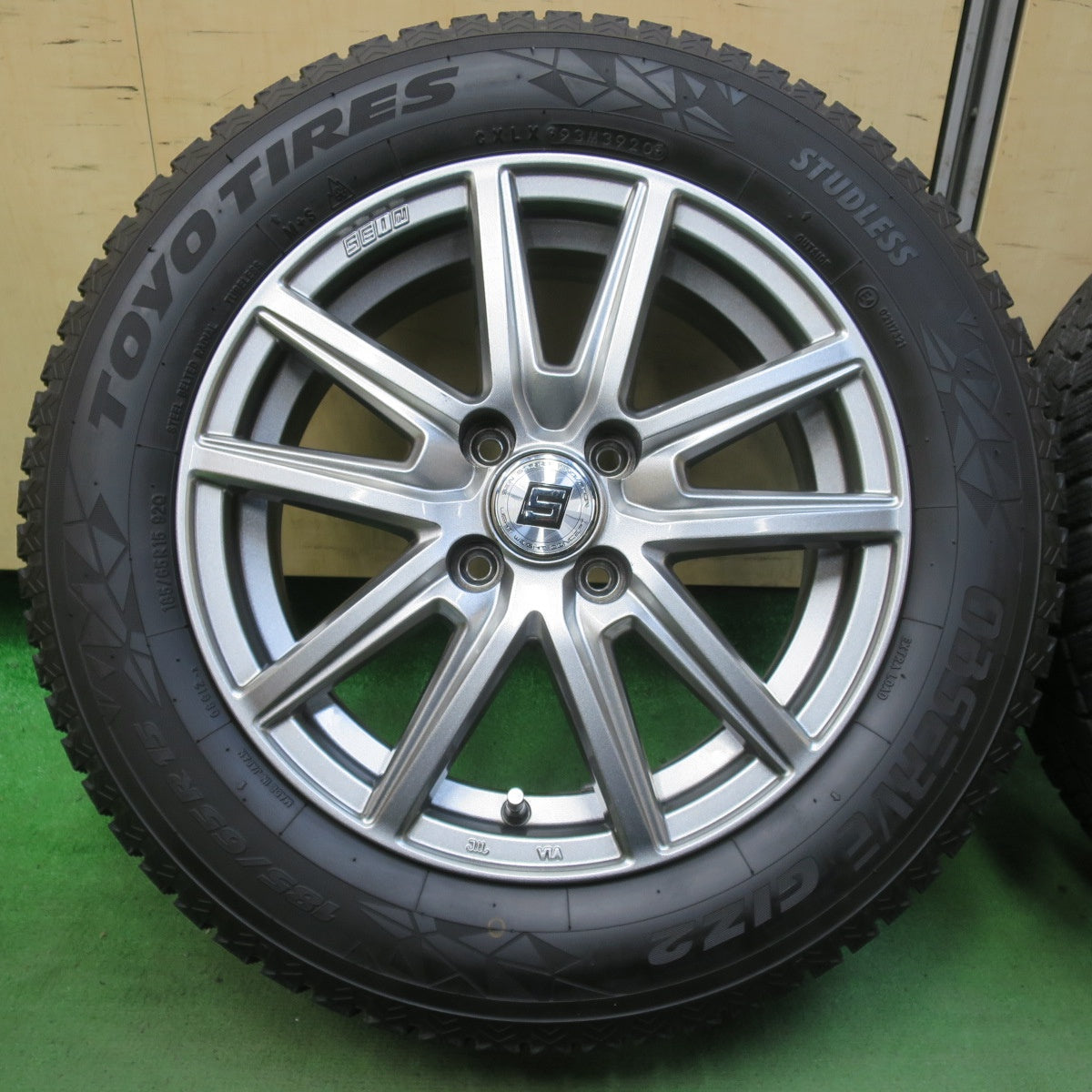 バリ溝！キレイ！8.5分★スタッドレス 185/65R15 トーヨー オブザーブ GIZ2 SEIN ザイン 15インチ PCD100/4H★5102012イス