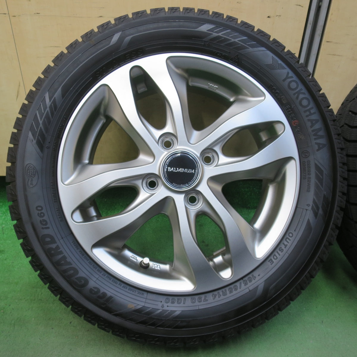 ほぼ未使用！24年！キレイ★スタッドレス 165/65R14 ヨコハマ アイスガード iG60 BALMINUM バルミナ 14インチ ソリオ ハスラー 等 PCD100/4H★5111204イス