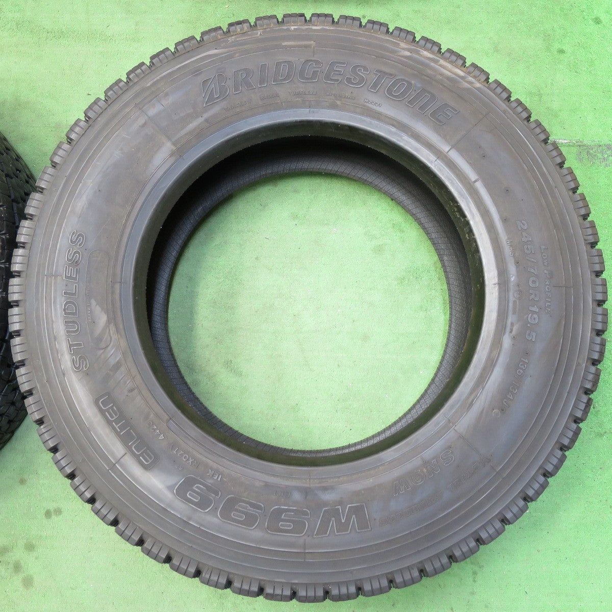 バリ溝！23年！9.5分★トラック タイヤ 245/70R19.5 136/134J スタッドレス ブリヂストン W999 19.5インチ★5041802イスタ