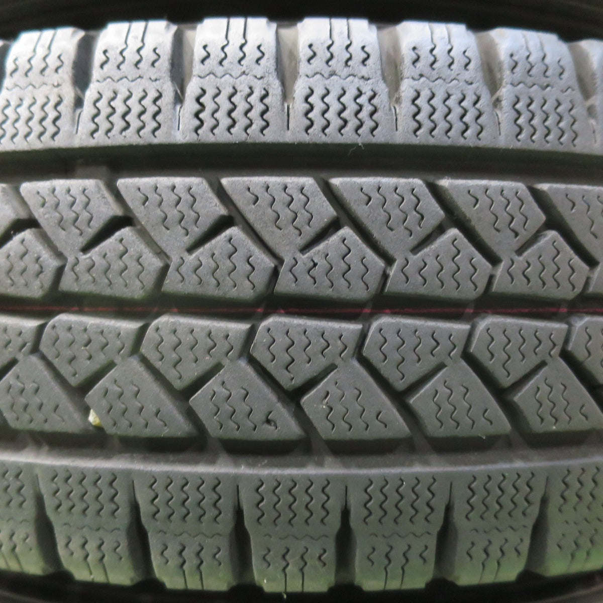 [送料無料] バリ溝！キレイ！9.5分★スタッドレス 195/80R15 107/105L ブリヂストン ブリザック VL1 VENES Suv ヴェネス 15インチ PCD139.7/6H★5021504イス