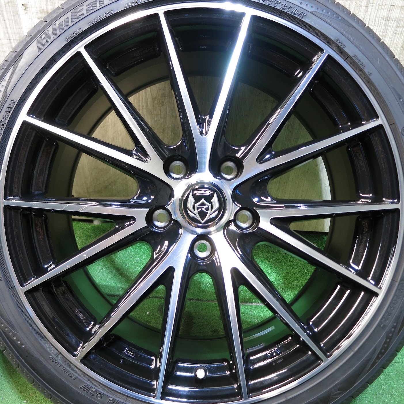 *送料無料* バリ溝！22年！9分★215/45R18 ヨコハマ BluEarth-RV RV03 RiZLEY ライツレー 18インチ PCD114.3/5H★3052302Hノ
