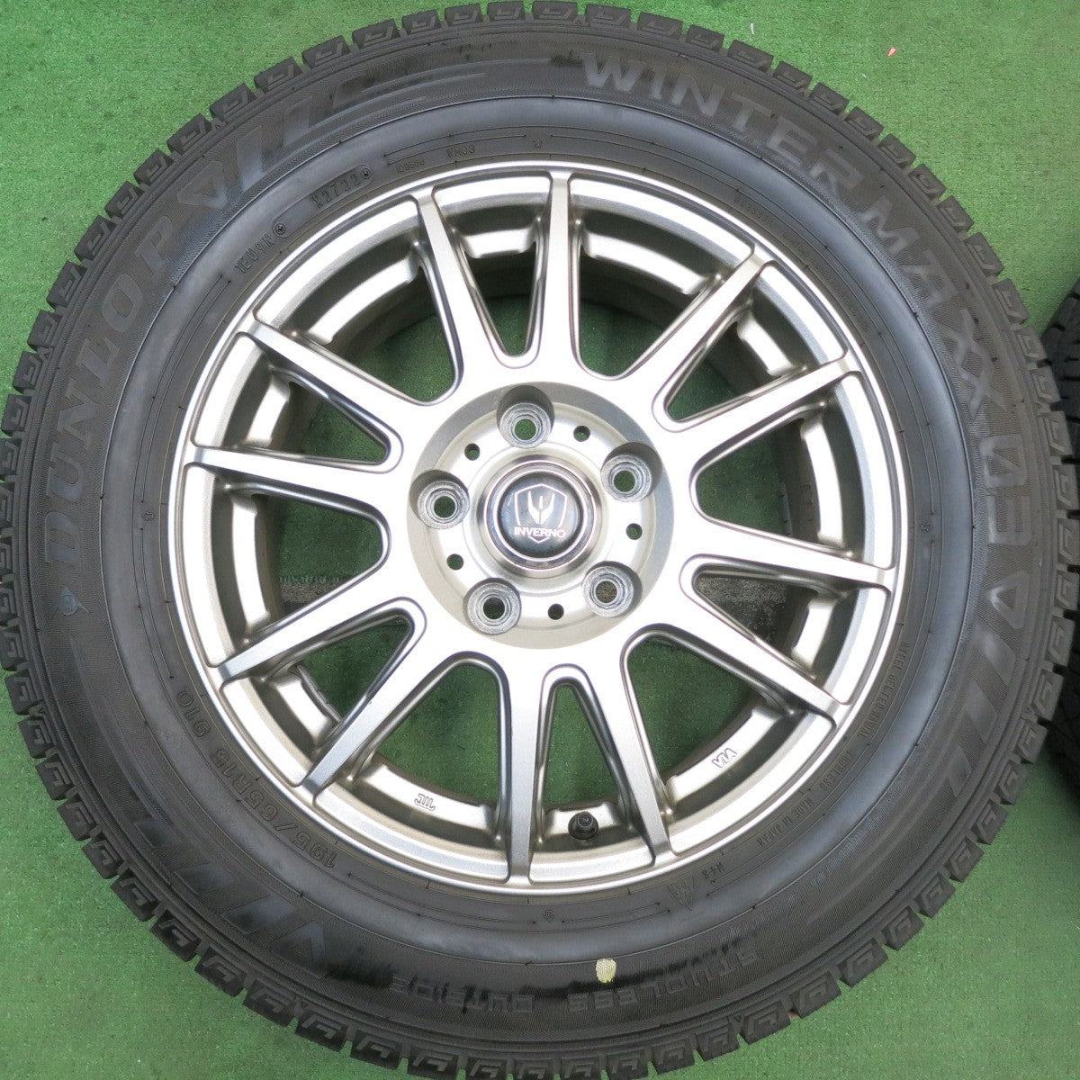 バリ溝！22年！キレイ！9.5分★スタッドレス 195/65R15 ダンロップ ウインターマックス 03 INVERNO 15インチ PCD114.3/5H★5082304HAス