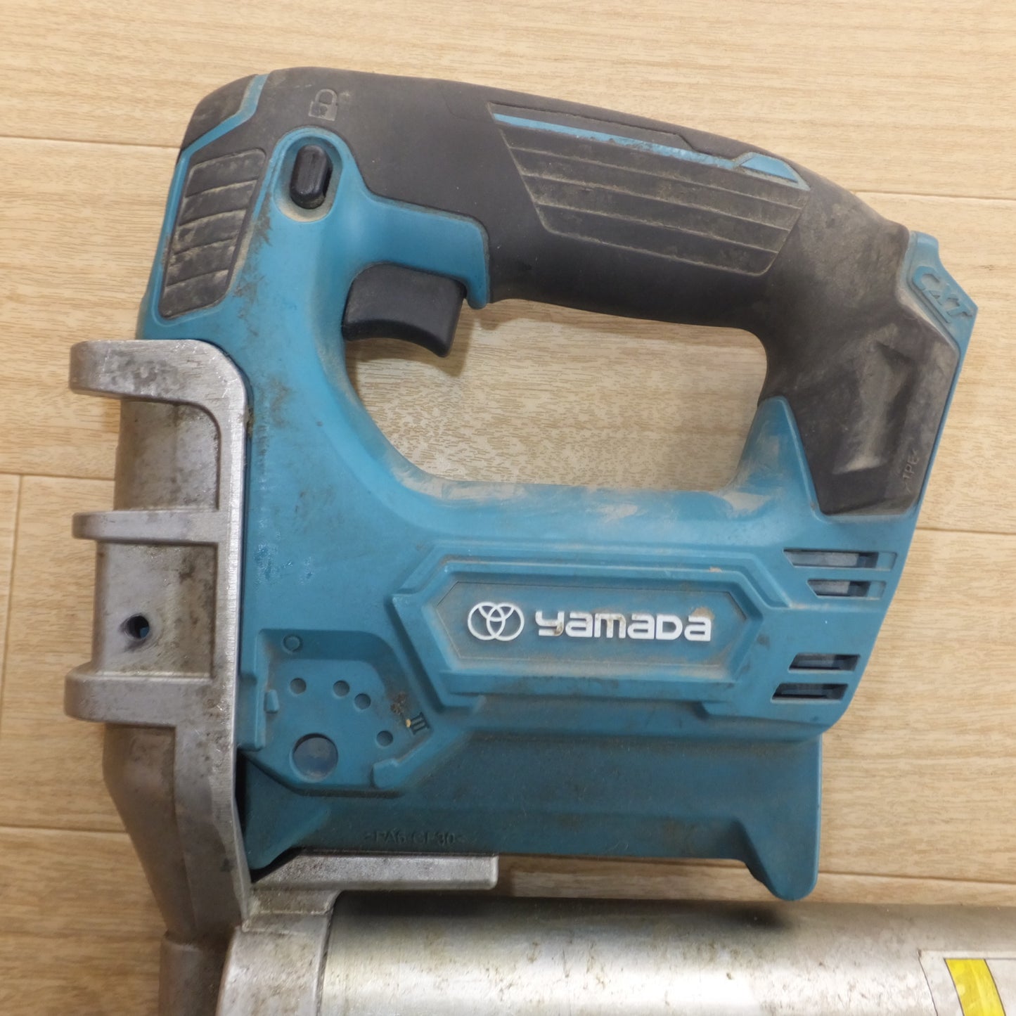 [送料無料] ★ヤマダ yamada バッテリー式グリースガン EG-400BII　マキタ makita バッテリ BL1040B　充電器 DC10SA　セット★