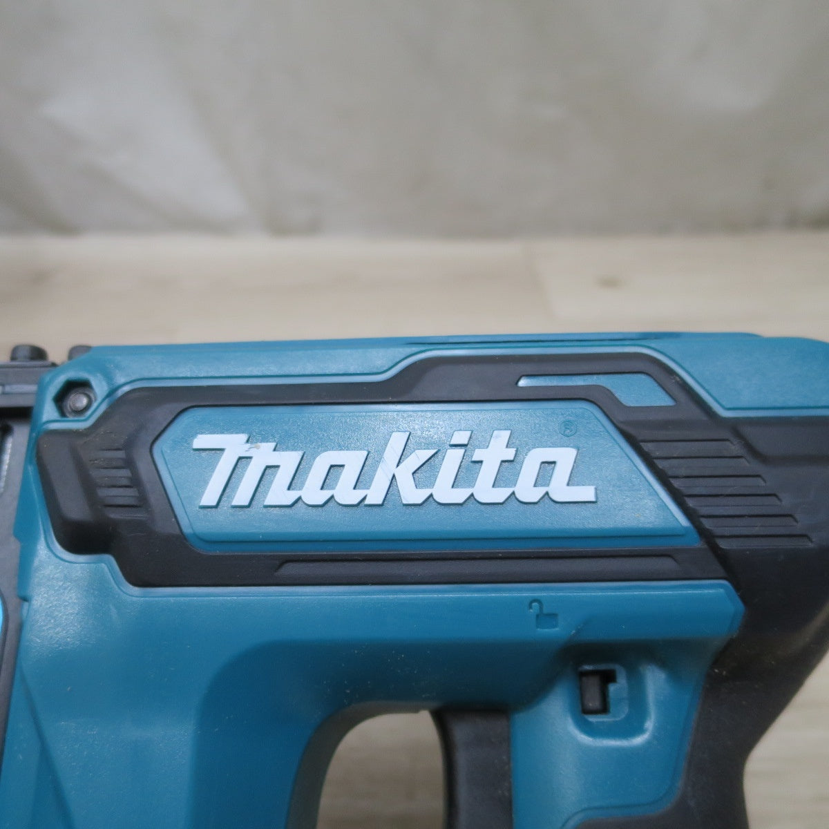[送料無料] ◆マキタ 充電 式 タッカ ST121D 18V 電動 工具 本体 のみ 18V 10mm×13～25mm コードレス Makita◆