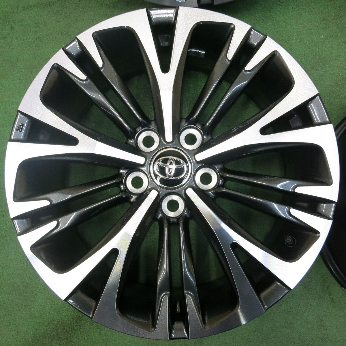 [送料無料] キレイ★トヨタ ヤリスクロス Z 純正 ホイール 18インチ 18×7J PCD114.3/5H★4110801SYホ