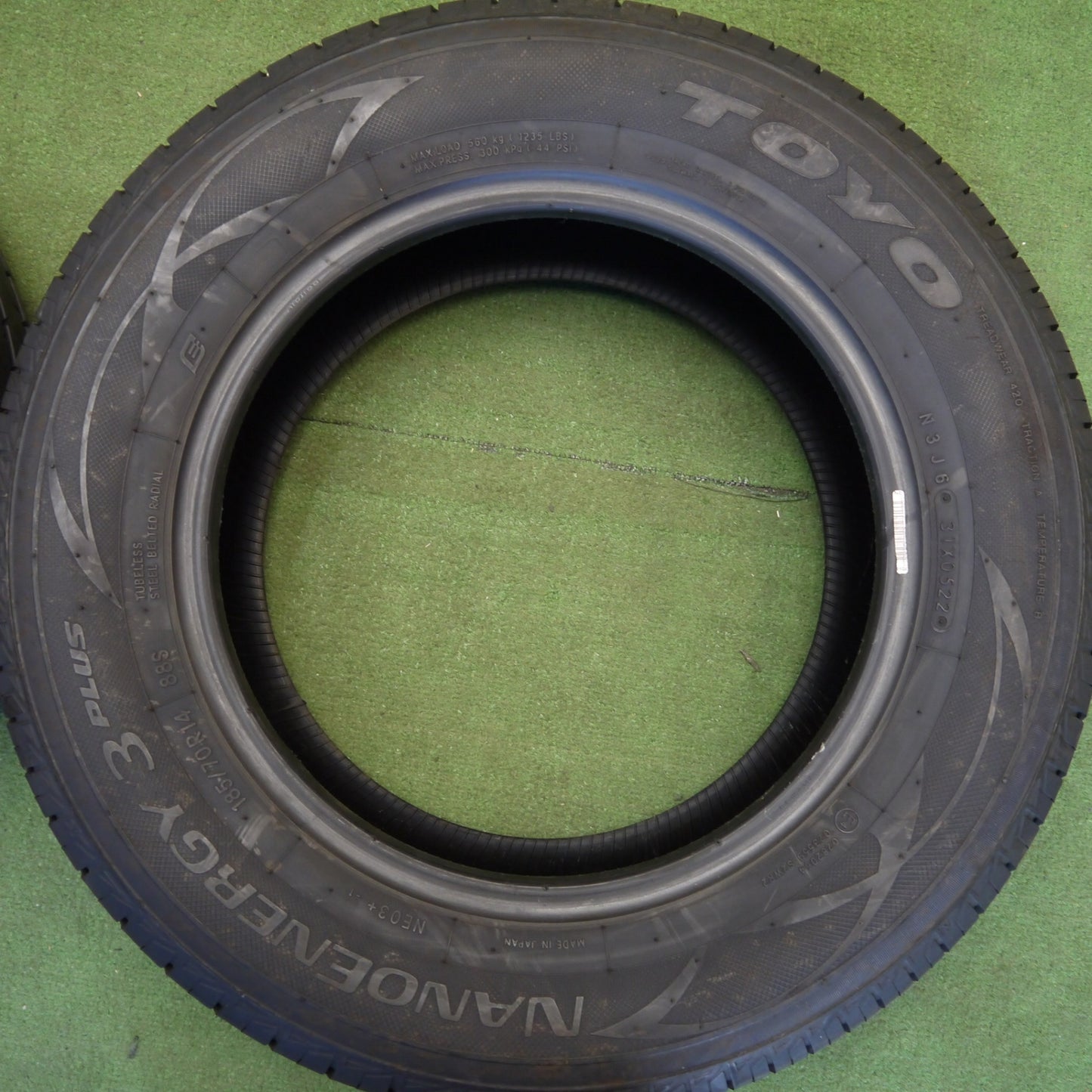 バリ溝！22年！9.5分★185/70R14 トーヨー ナノエナジー3 プラス NANOENERGY3 PLUS タイヤ 14インチ ノート カローラ フリード アクア 等★6042805Hノタ