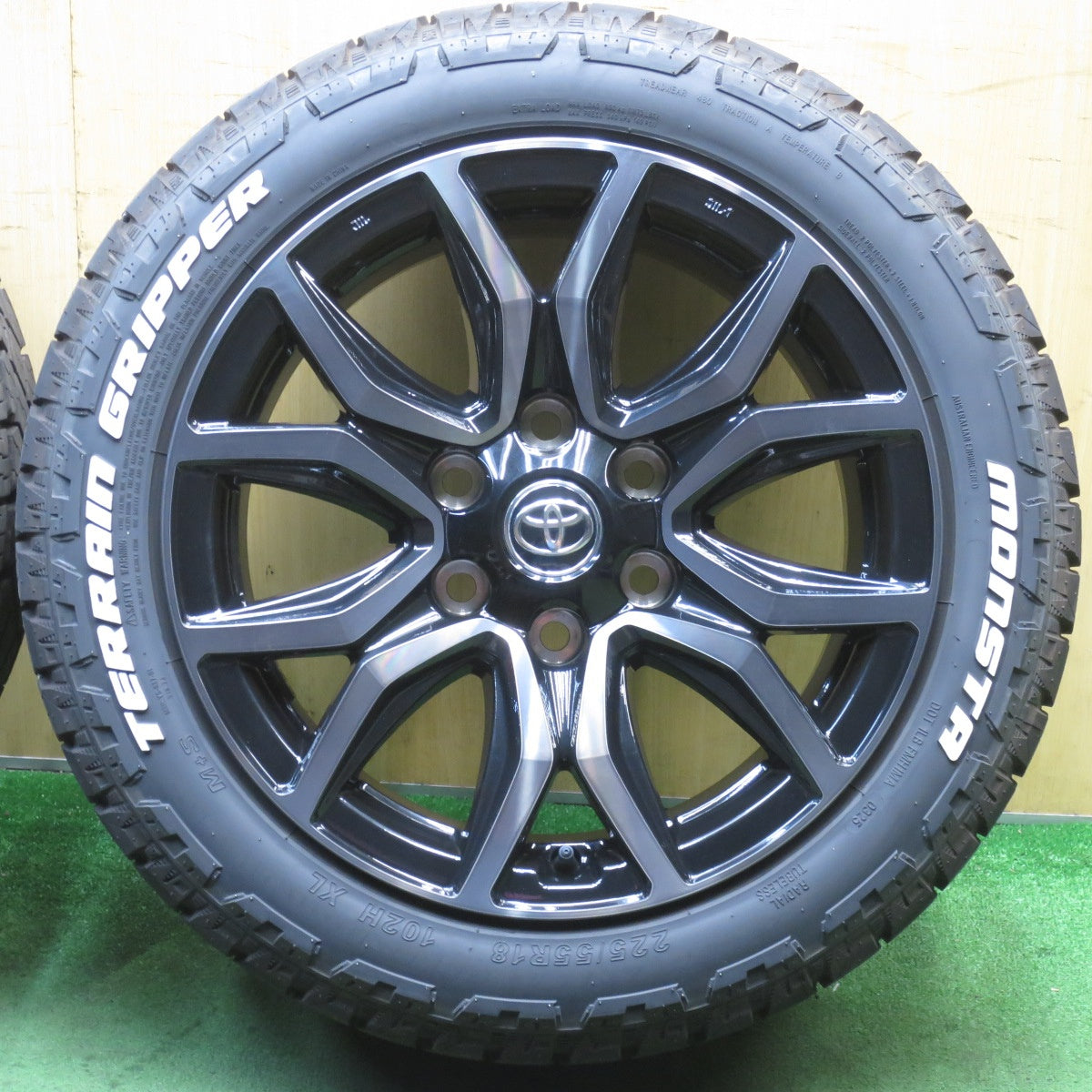 バリ溝！25年！キレイ！9.5分★ハイエース仕様 ハイラックス GR スポーツ 純正 225/55R18 モンスタ TERRAIN GRIPPER PCD139.7/6H★5080806NJノ