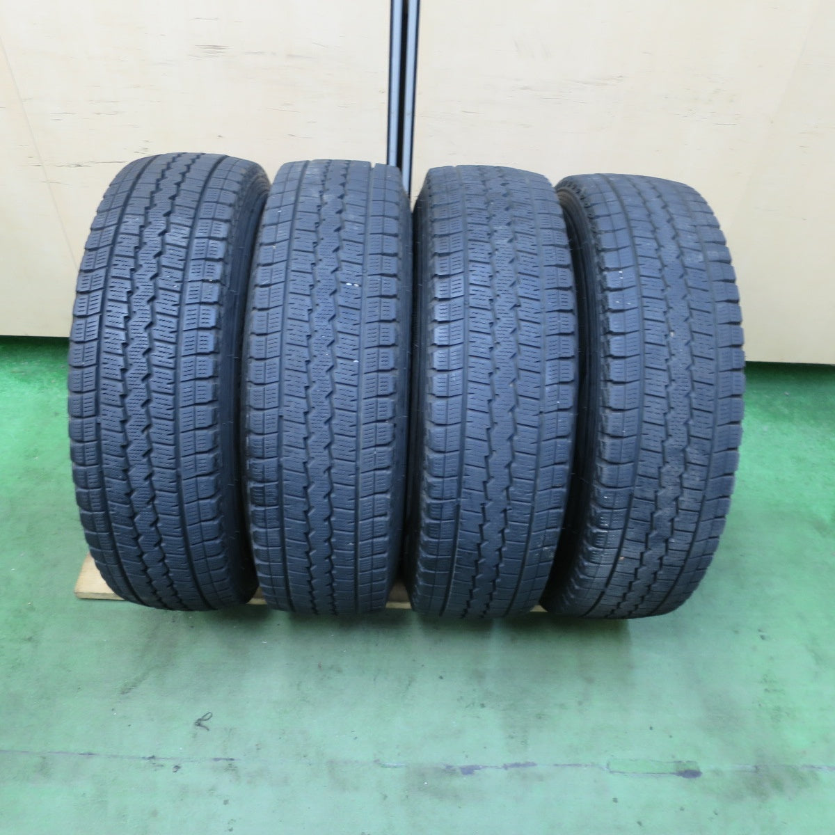 バリ溝！9.5分★ハイエース 等 195/80R15 107/105L スタッドレス ダンロップ ウインターマックス SV01 BE LIMITED 15インチ PCD139.7/6H★5071501TTス