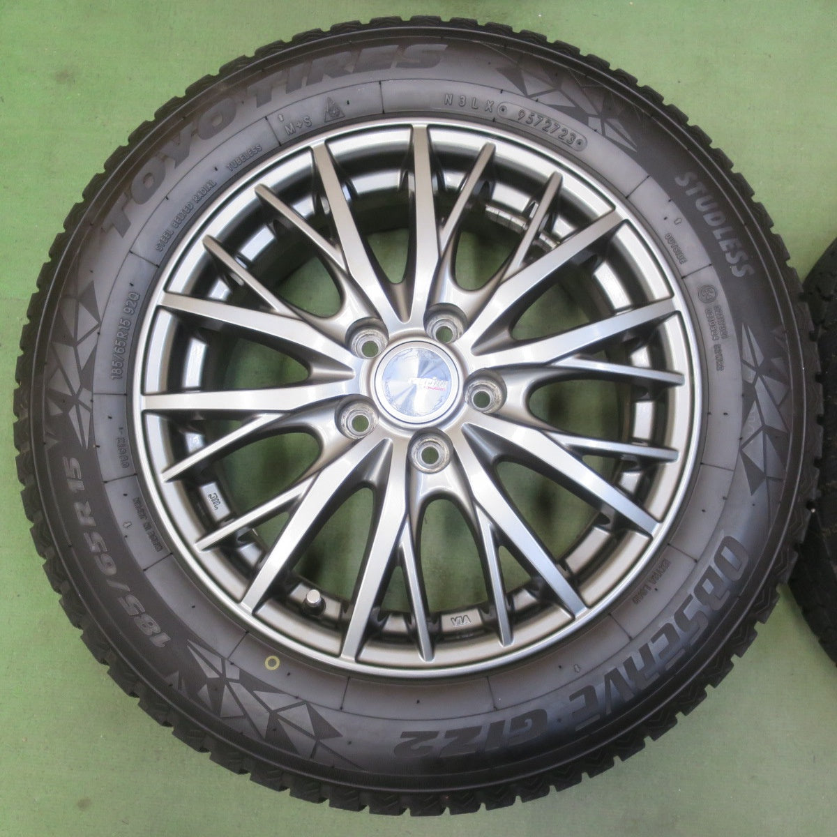 バリ溝！23年！キレイ！9分◎シエンタ 等 185/65R15 スタッドレス トーヨー オブザーブ GIZ2 ravrion RM01 ラブリオン 15インチ PCD100/5H◎6083107イス