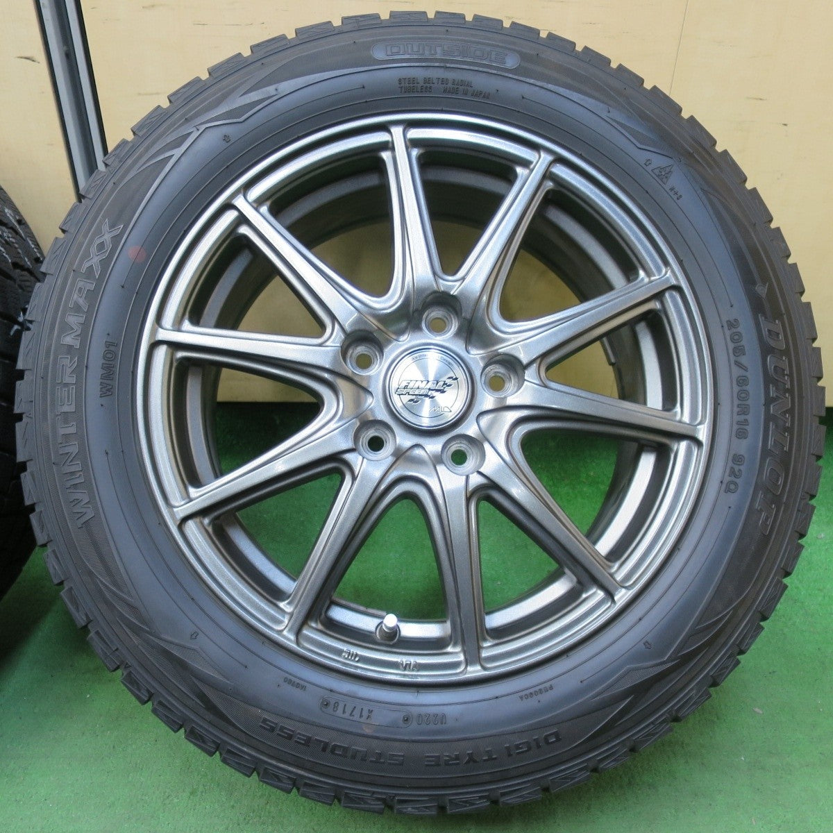 バリ溝！キレイ！8.5分★スタッドレス 205/60R16 ダンロップ ウインターマックス WM01 FINAL SPEED MiD ファイナルスピード 16インチ PCD114.3/5H★5012207イス