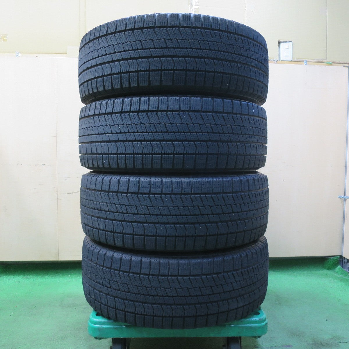 バリ溝！22年！キレイ！8.5分★スタッドレス 225/55R18 ブリヂストン ブリザック VRX2 ECO FORME エコフォルム 18インチ PCD114.3/5H★5063012イス