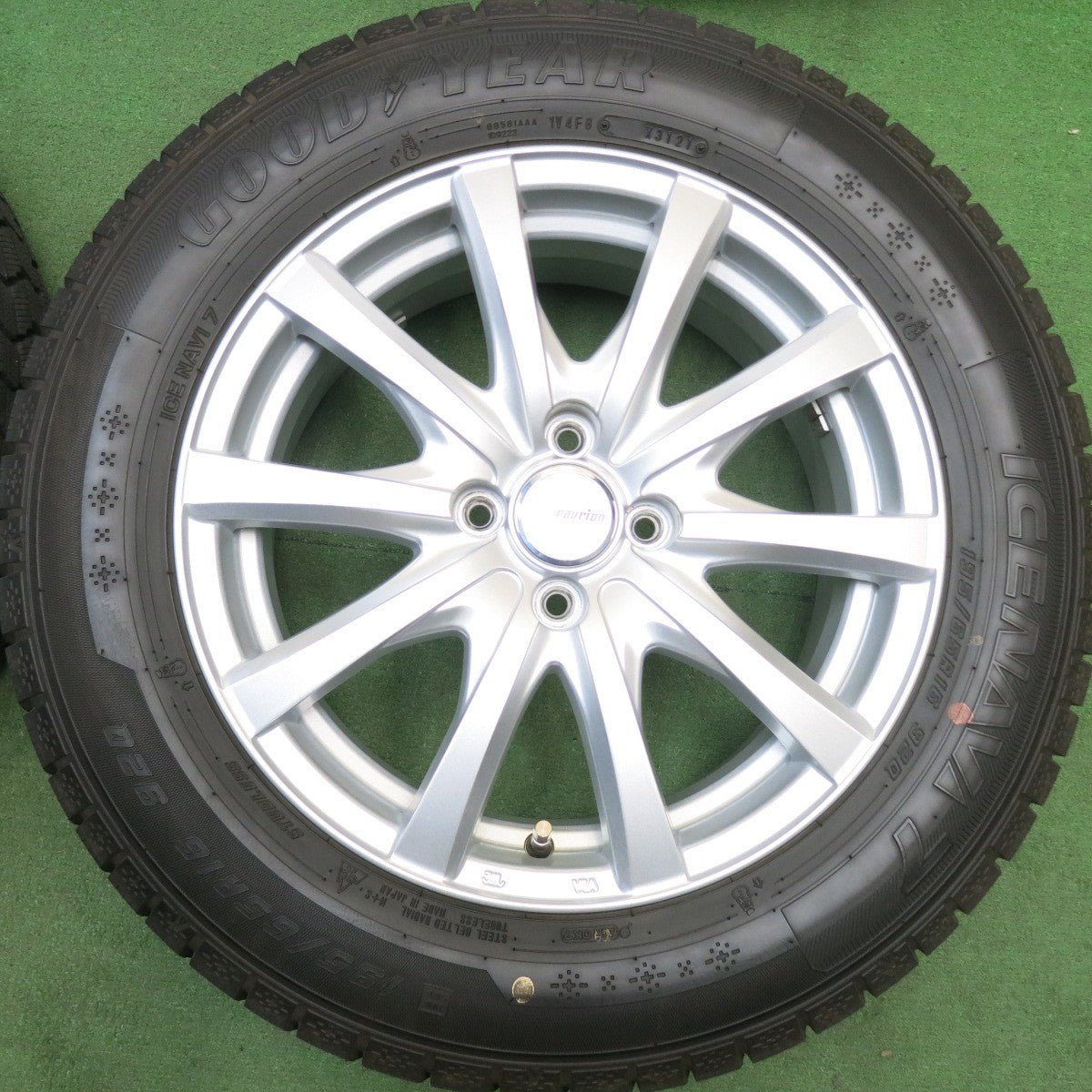 バリ溝！キレイ！9.5分★スタッドレス 195/65R16 グッドイヤー アイスナビ7 ravrion RS01 ラブリオン 16インチ PCD100/4H★6032906HAス