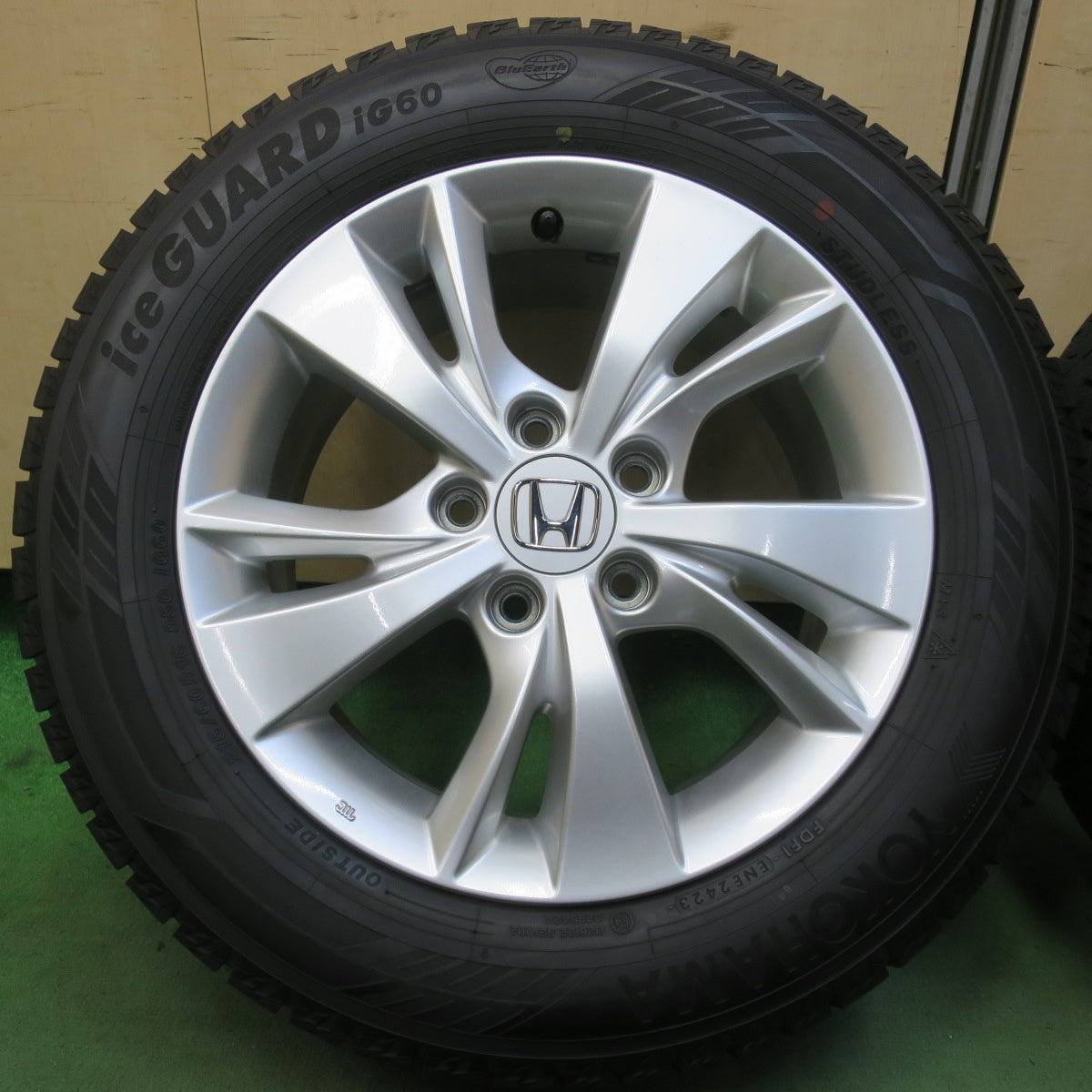 バリ溝！23年！キレイ！9.5分◎ホンダ RU ヴェゼル 純正 215/60R16 スタッドレス ヨコハマ アイスガード iG60 16インチ PCD114.3/5H◎6070103イス