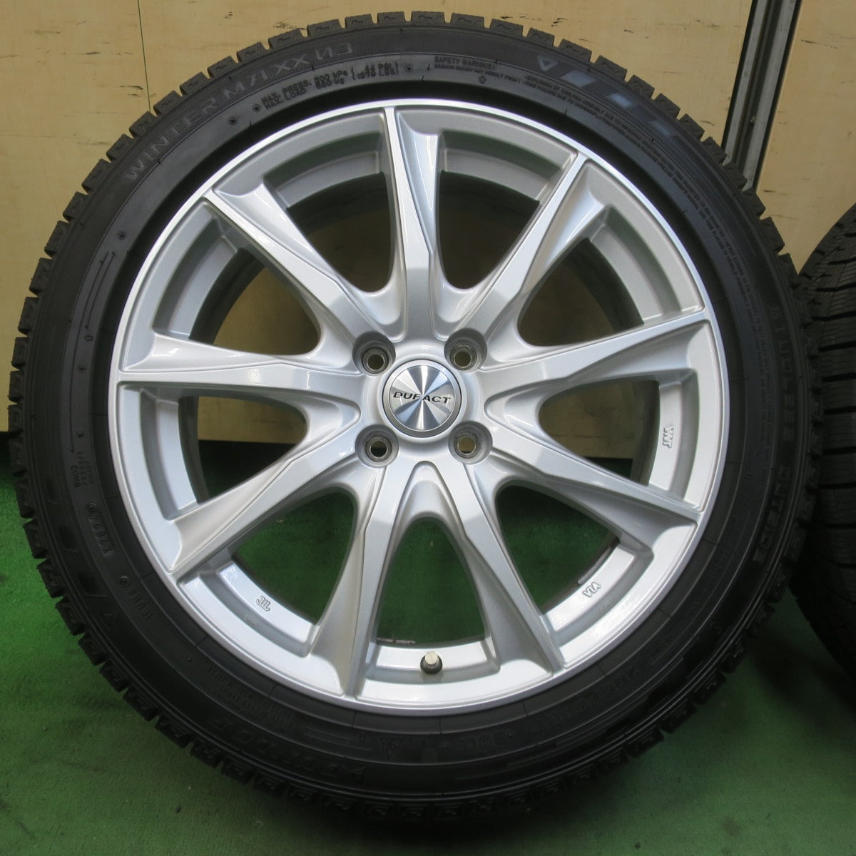 バリ溝！24年！キレイ！9.5分以上★スタッドレス 205/50R17 ダンロップ ウインターマックス 03 DUFACT デュファクト 17インチ PCD100/4H★6031105イス