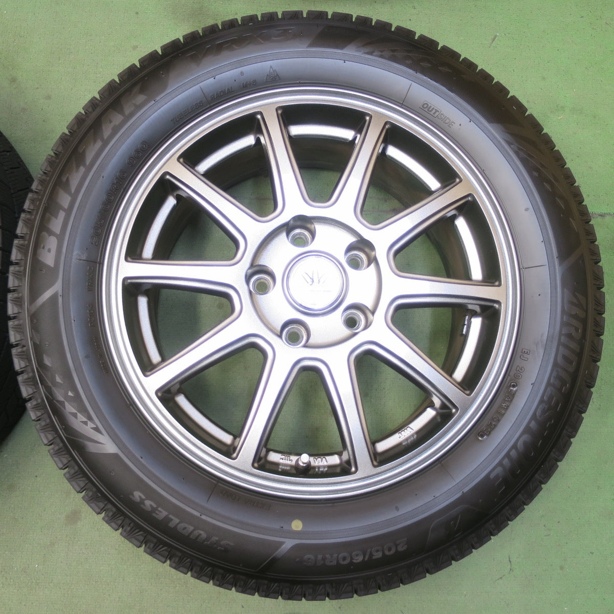 バリ溝！23年！キレイ！9.5分◎LOXARNY SPORT 205/60R16 スタッドレス ブリヂストン ブリザック VRX3 ロクサーニ スポーツ 16インチ PCD114.3/5H◎6092504イス