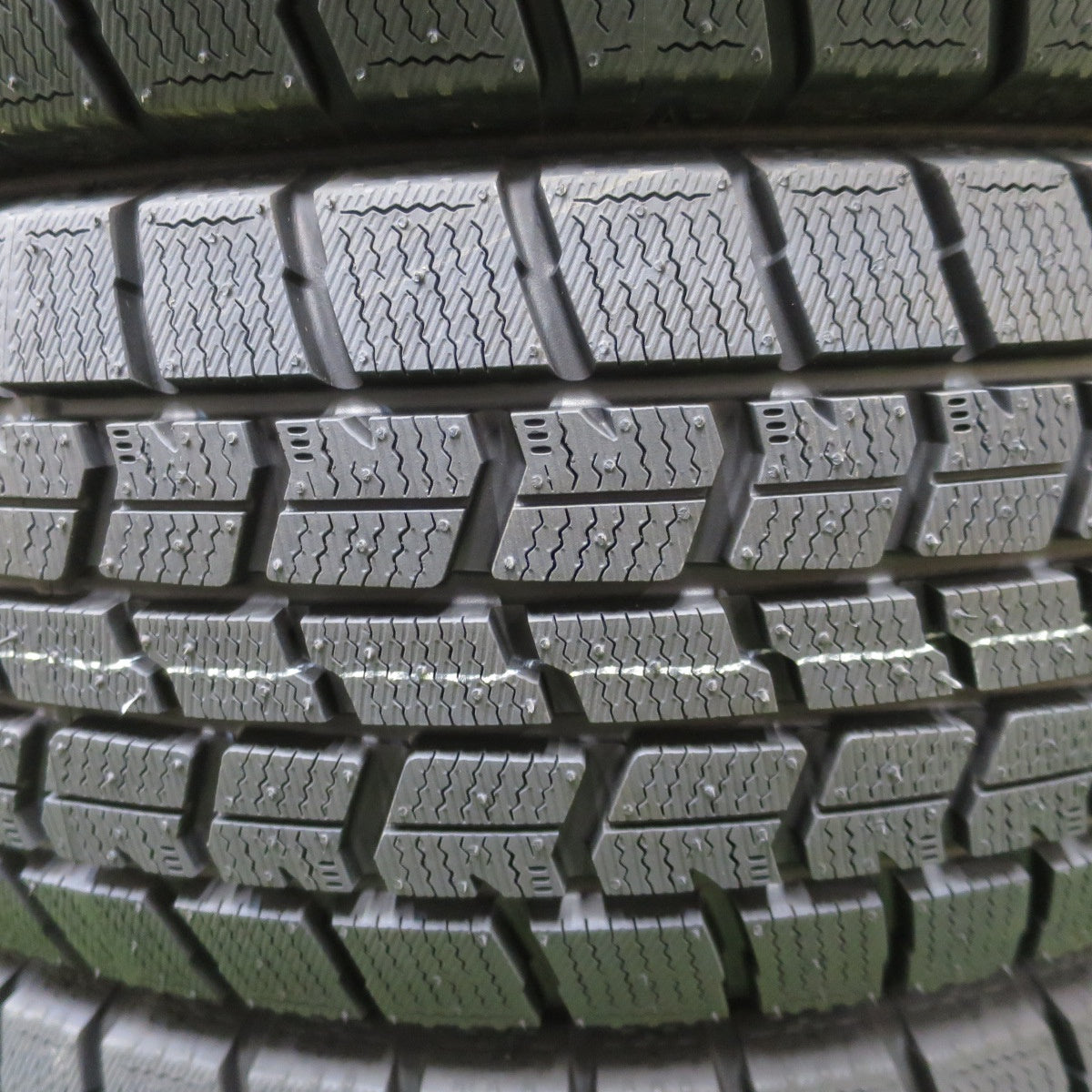 未使用！25年★スタッドレス 195/60R17 グッドイヤー アイスナビ7 タイヤ 17インチ ライズ ロッキー 60系 プリウス 等★6031303NGスタ