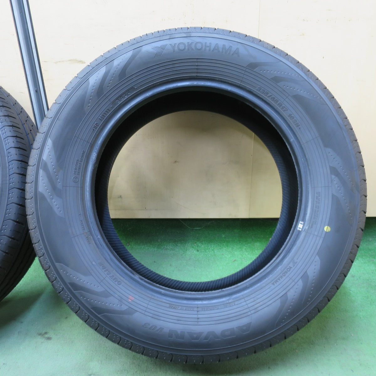 新車外し！24年◎225/65R17 ヨコハマ アドバン V03 タイヤ 17インチ 40系 アルファード ヴェルファイア レクサス NX ハリアー RAV4 等◎6080702NGノタ