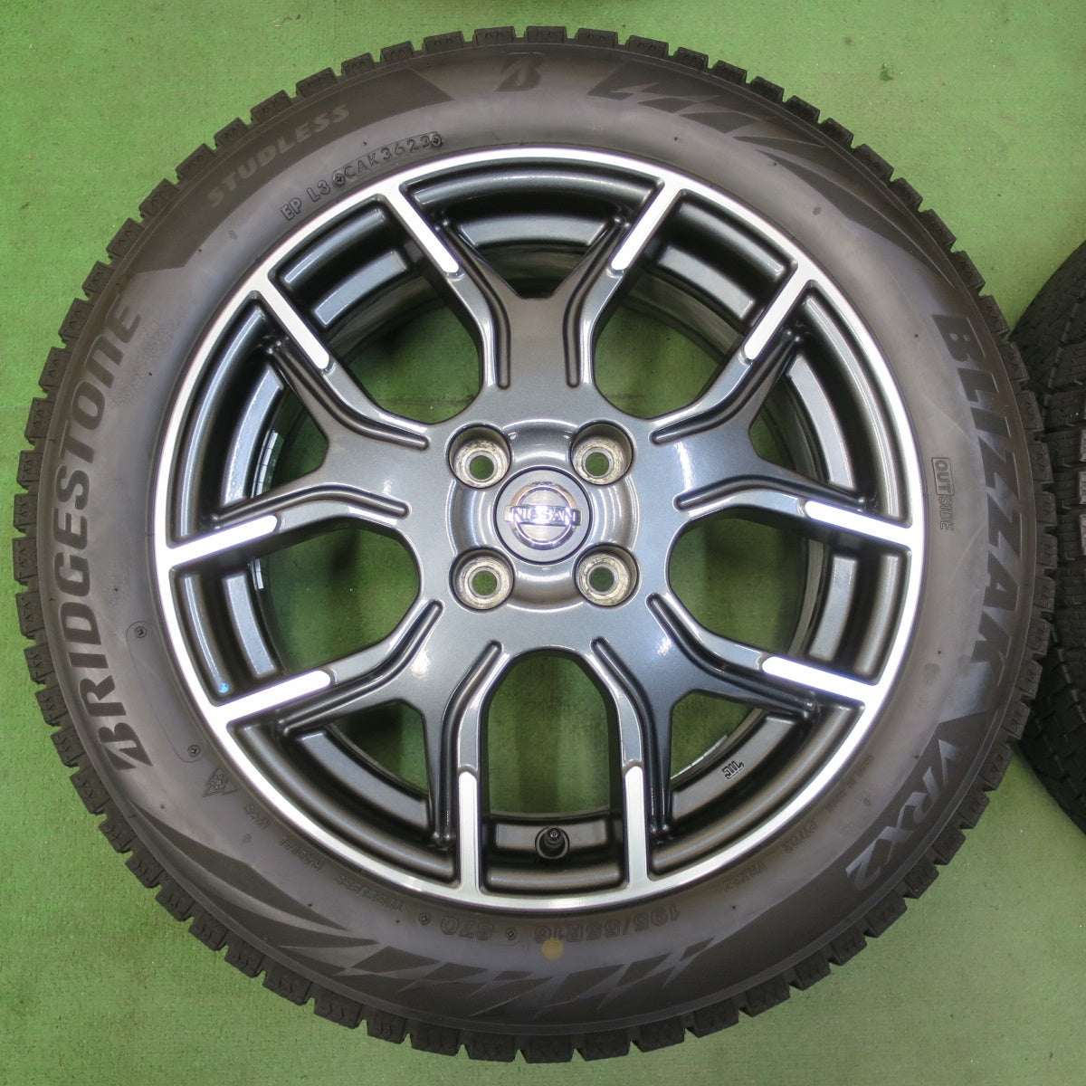 バリ溝！23年！キレイ！9.5分★日産 E12 ノート ニスモ 純正 195/55R16 スタッドレス ブリヂストン ブリザック VRX2 16インチ NISMO PCD100/4H★5072503イス
