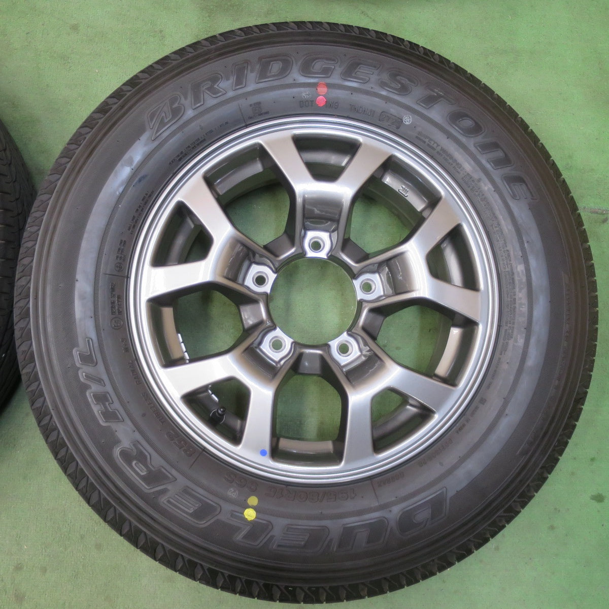 新車外し！25年★スズキ JB74W ジムニー シエラ 純正 195/80R15 ブリヂストン デューラー H/L 852 DUELER 15インチ PCD139.7/5H★6021902イノ
