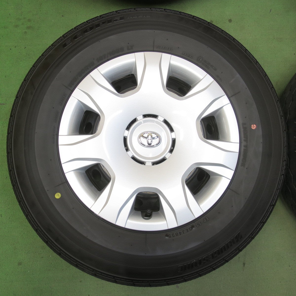 バリ溝！25年！キレイ！9.5分以上★トヨタ 200系 ハイエース 純正 スチール 195/80R15 107/105S ブリヂストン エコピア RD613 15インチ PCD139.7/6H★6043006イノ