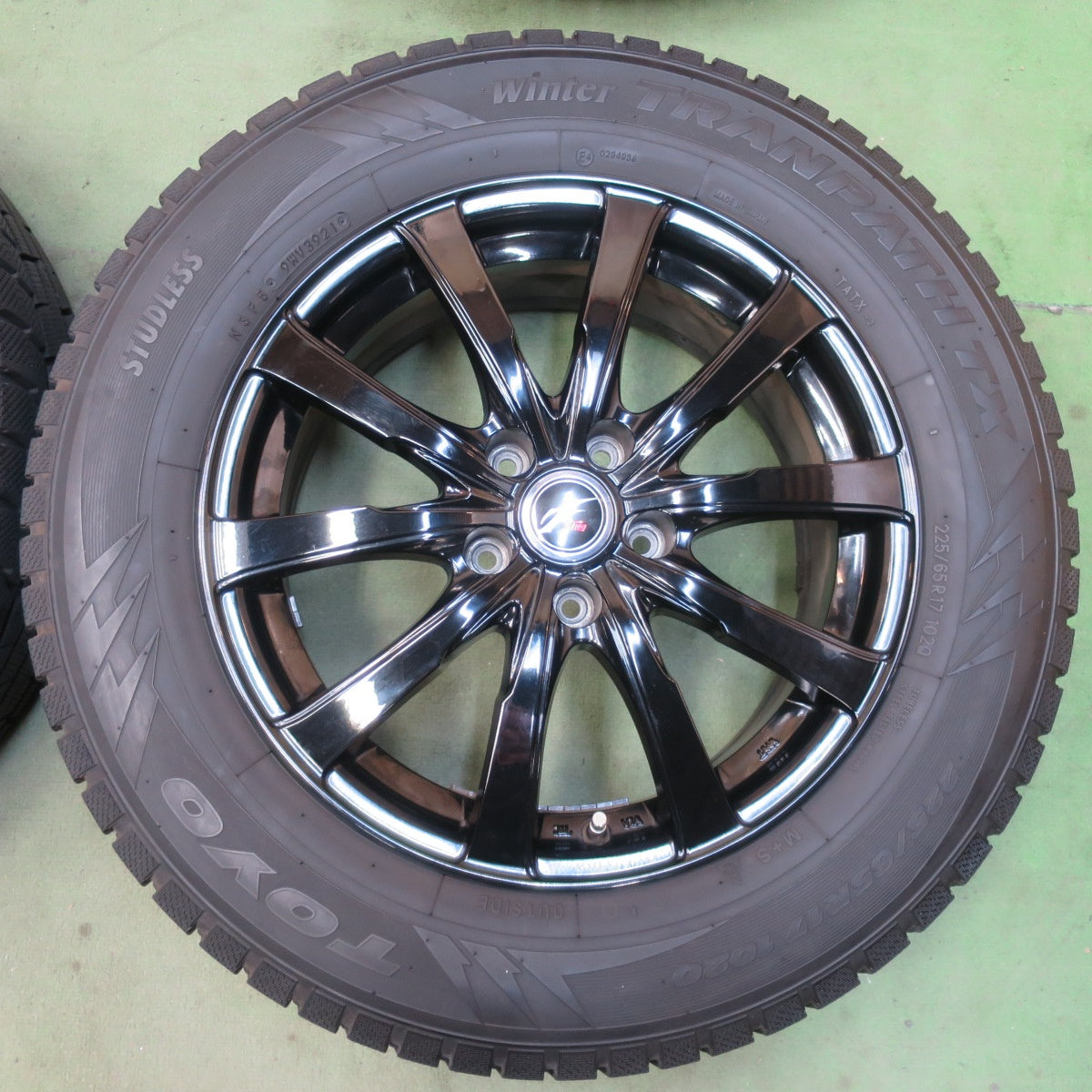 バリ溝！キレイ！9.5分★スタッドレス 225/65R17 トーヨー ウインター トランパス TX Fang ファング 17インチ PCD114.3/5H★6051004イス