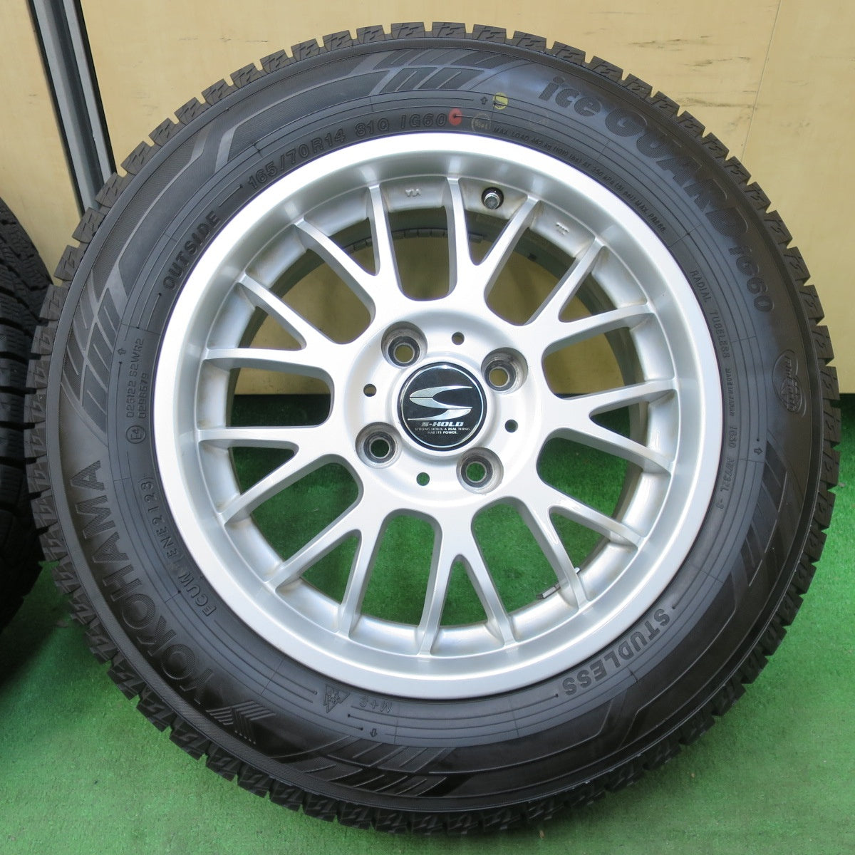[送料無料] バリ溝！23年！ほぼ10分★スタッドレス 165/70R14 ヨコハマ アイスガード iG60 S-HOLD 14インチ PCD100/4H★4112207イス