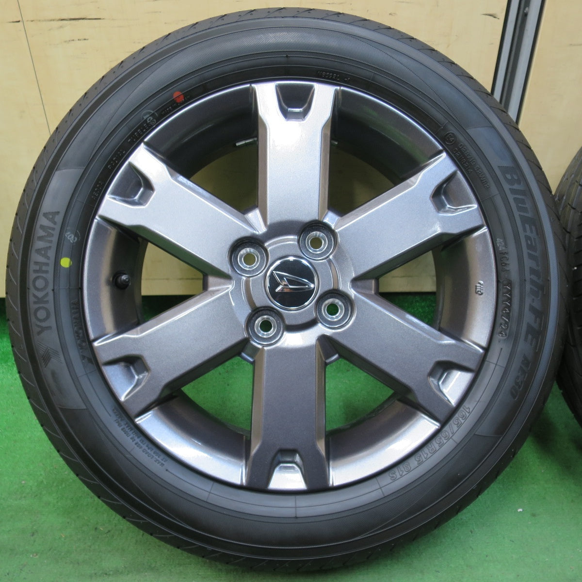 [送料無料] 新車外し！24年★ダイハツ タフト 純正 165/65R15 ヨコハマ BluEarth-FE AE30 15インチ ブルーアース PCD100/4H★5021423イノ
