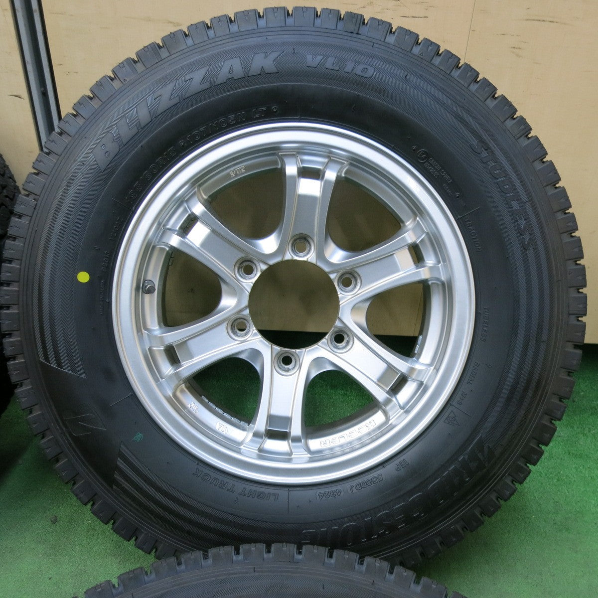 [送料無料] タイヤほぼ未使用！24年！キレイ★KEELER 195/80R15 107/105N スタッドレス ブリヂストン ブリザック VL10 キーラー 15インチ PCD139.7/6H★4122702SYス