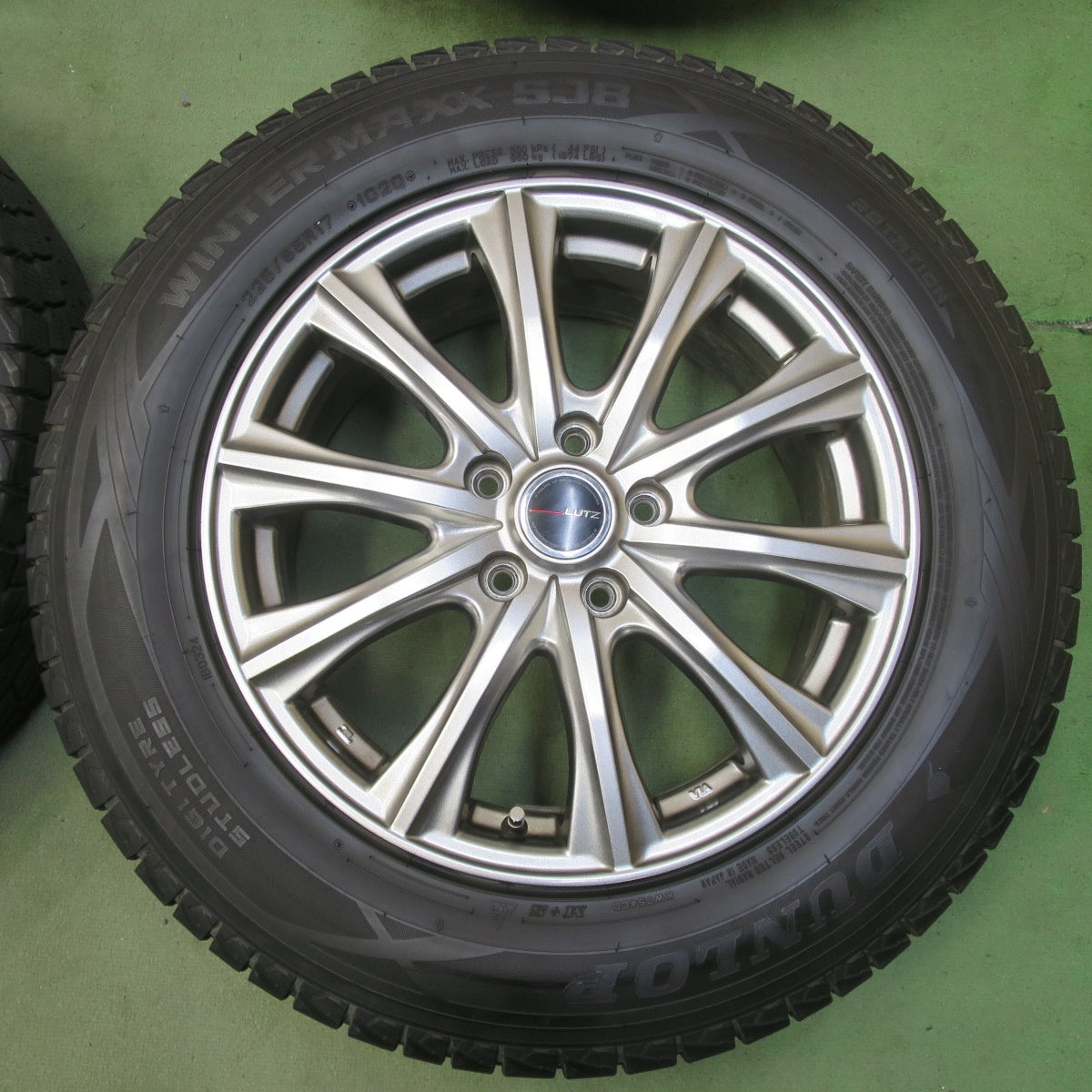 バリ溝！キレイ！9.5分◎スタッドレス 225/65R17 ダンロップ ウインターマックス SJ8 LUTZ 社外 アルミ 17インチ PCD114.3/5H◎6100903イス