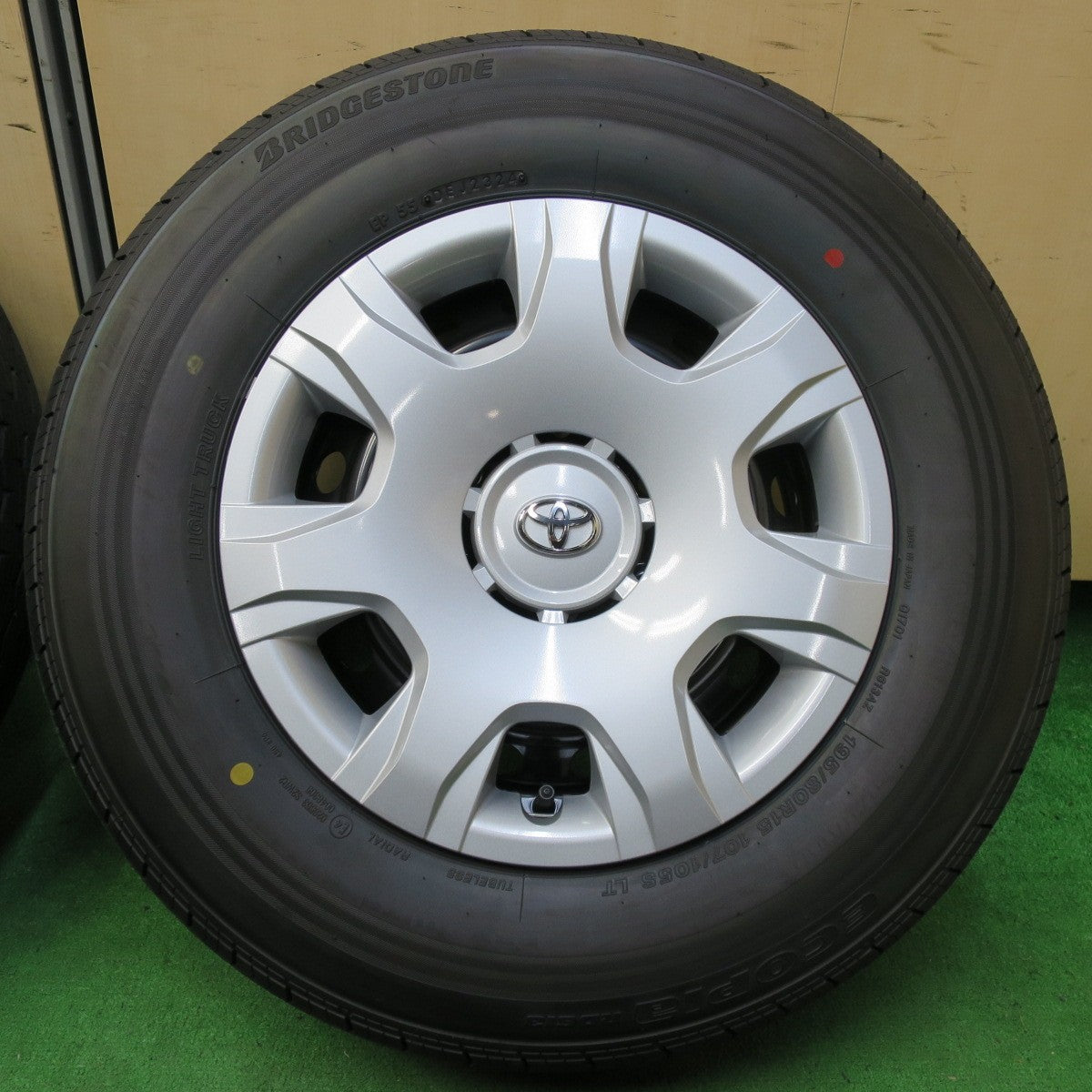 *送料無料* 新車外し！24年★トヨタ 200系 ハイエース 純正 スチール 195/80R15 107/105S ブリヂストン エコピア RD613 15インチ PCD139.7/6H★4072003イノ