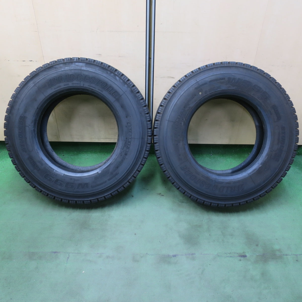ほぼ未使用！25年！2本★トラック タイヤ 225/80R17.5 123/122L スタッドレス ブリヂストン W999 17.5インチ★6073001イスタ