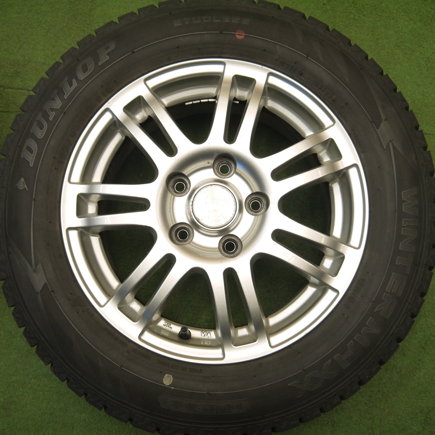 バリ溝！23年！キレイ！9.5分★スタッドレス 195/65R15 ダンロップ ウインターマックス WM02 MACBES MA7 マクベス 15インチ PCD114.3/5H★6021303Hス