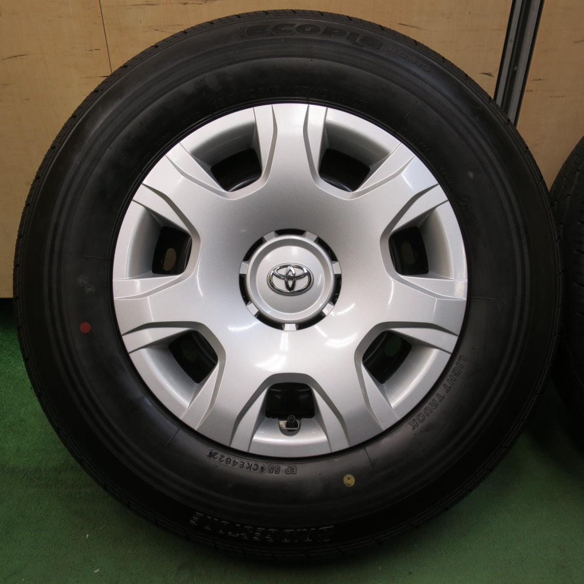 [送料無料] 新車外し！22年★トヨタ 200系 ハイエース 純正 スチール 195/80R15 107/105N ブリヂストン エコピア RD613 15インチ PCD139.7/6H★5032904イノ