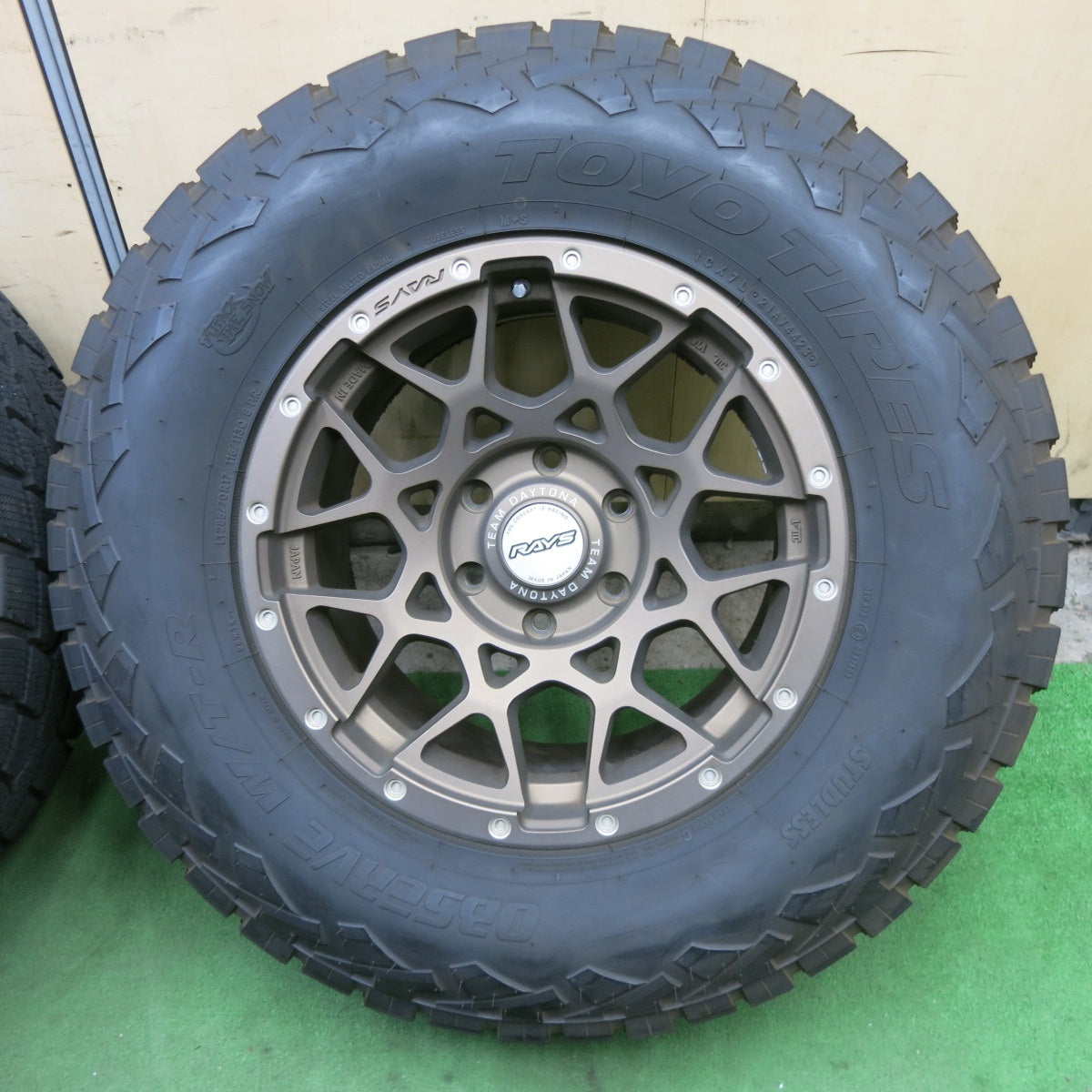 バリ溝！23年！キレイ！9分★RAYS TEAM DAYTONA M8 285/70R17 116/113Q 6PR スタッドレス トーヨー オブザーブ W/T-R レイズ デイトナ 17インチ PCD139.7/6H★6012305ナス
