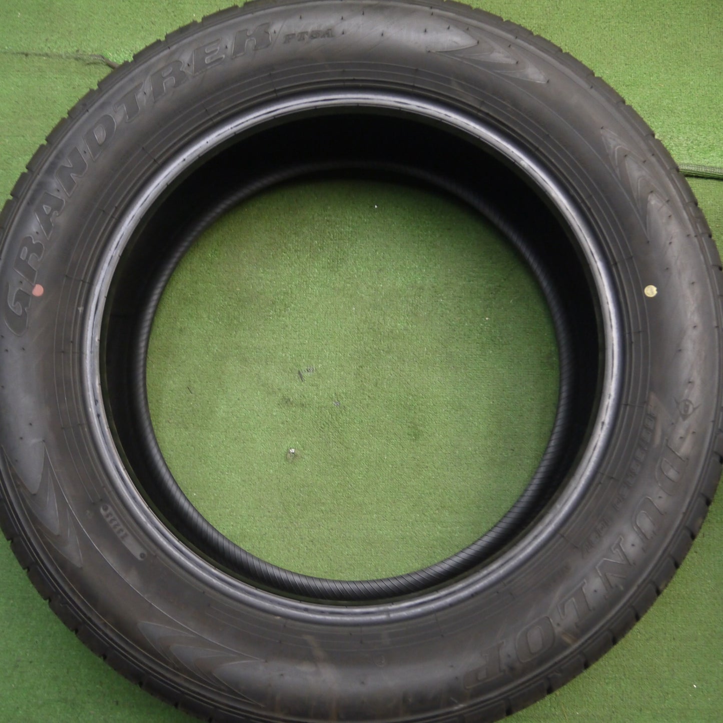 *送料無料* 新車外し！23年★265/55R20 ダンロップ グラントレック PT5A タイヤ 20インチ ランクル 300 レクサス LX600 等★4032513Hノタ