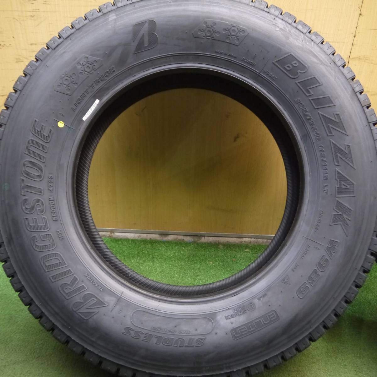 未使用！23年★小型 トラック バン タイヤ 205/75R16 113/111N スタッドレス ブリヂストン ブリザック W989★4020210Hスタ