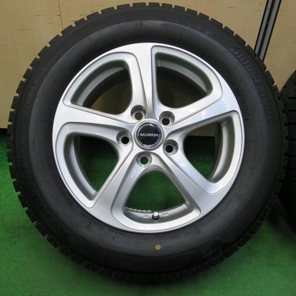 *送料無料* バリ溝！21年！キレイ！9.5分以上★スタッドレス 215/60R16 ブリヂストン アイスパートナー2 BALMINUM バルミナ 16インチ PCD114.3/5H★4061102イス