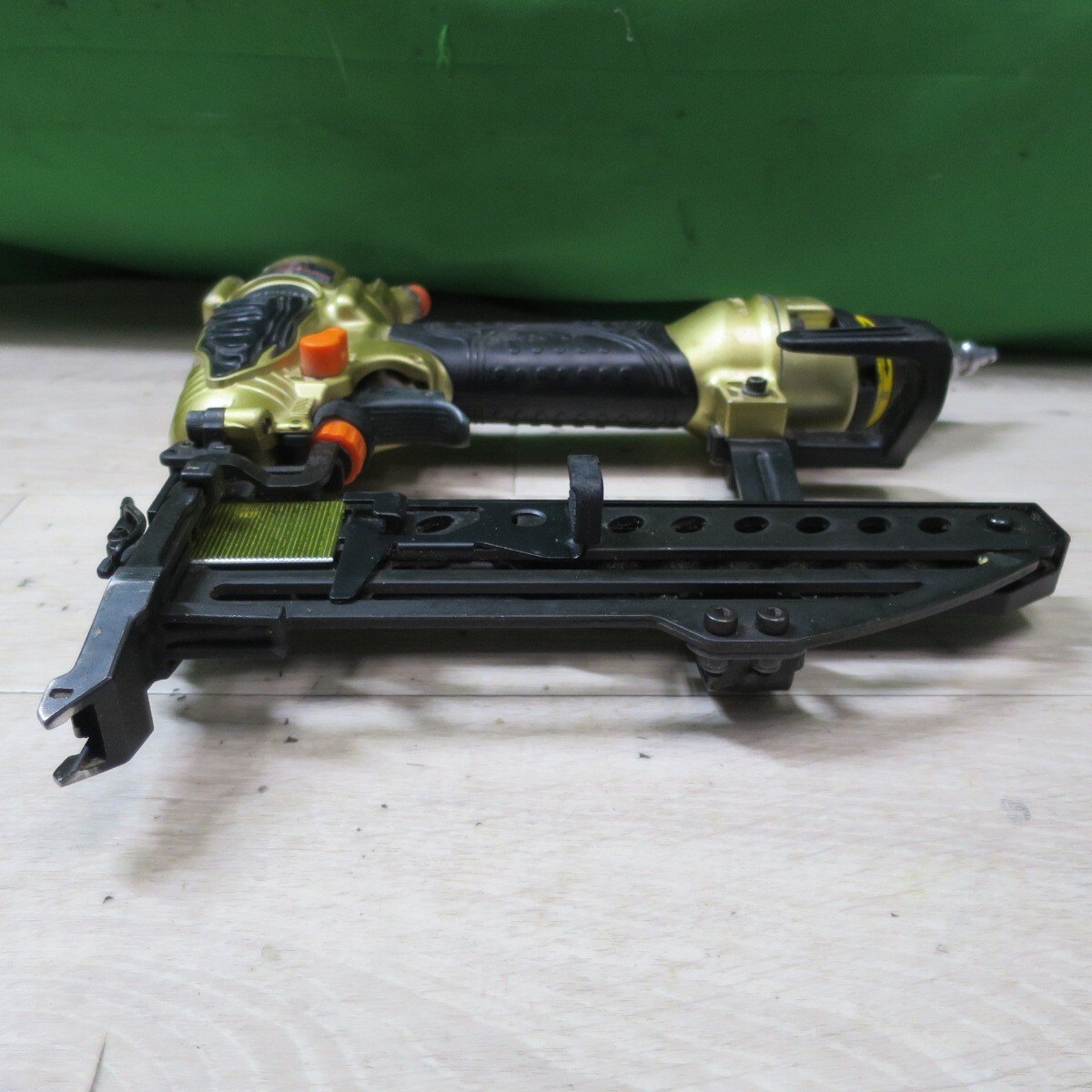 [送料無料] ☆日立工機 50mm 高圧 フロア タッカ N5004HMF ステープル幅 4mm ケース付き エア 工具☆