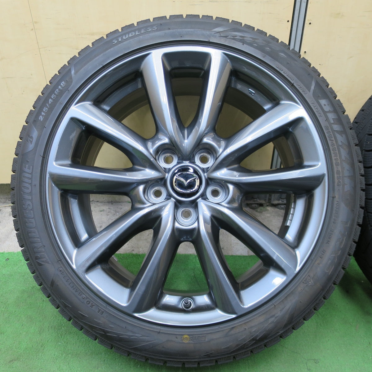 バリ溝！24年！キレイ！9.5分◎マツダ 3 ファストバック 純正 215/45R18 スタッドレス ブリヂストン ブリザック VRX3 18インチ PCD114.3/5H◎6082603NGス