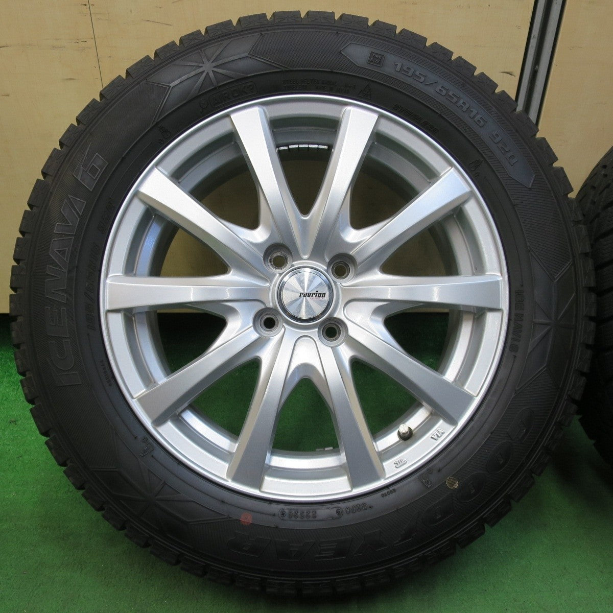 バリ溝！キレイ！8.5分★スタッドレス 195/65R16 グッドイヤー アイスナビ6 ravrion RS01 ラブリオン 16インチ PCD100/4H★4113007イス
