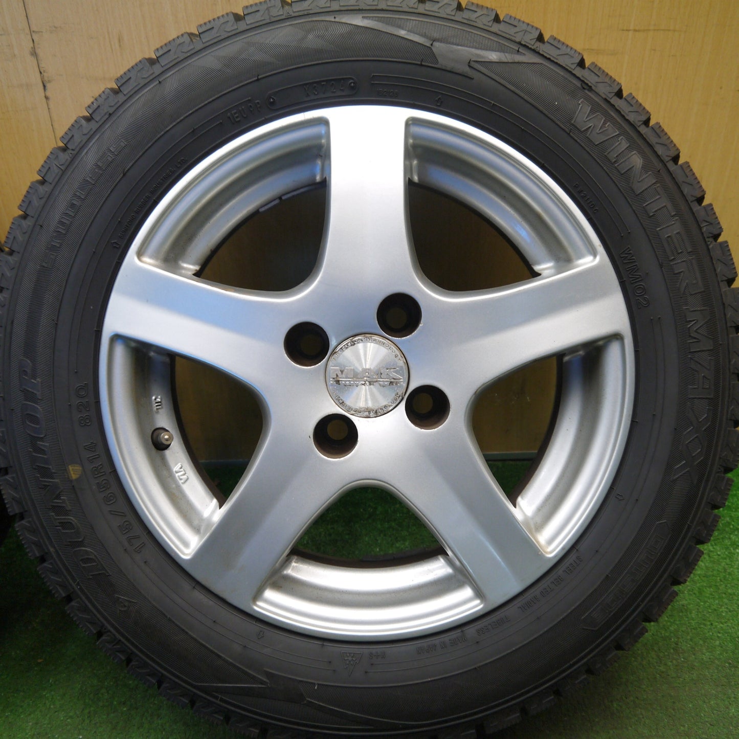 バリ溝！24年！9.5分★FIAT フィアット 500 等 MAK FIX 175/65R14 スタッドレス ダンロップ ウインターマックス WM02 フィックス 14インチ PCD98/4H★6031709Hス