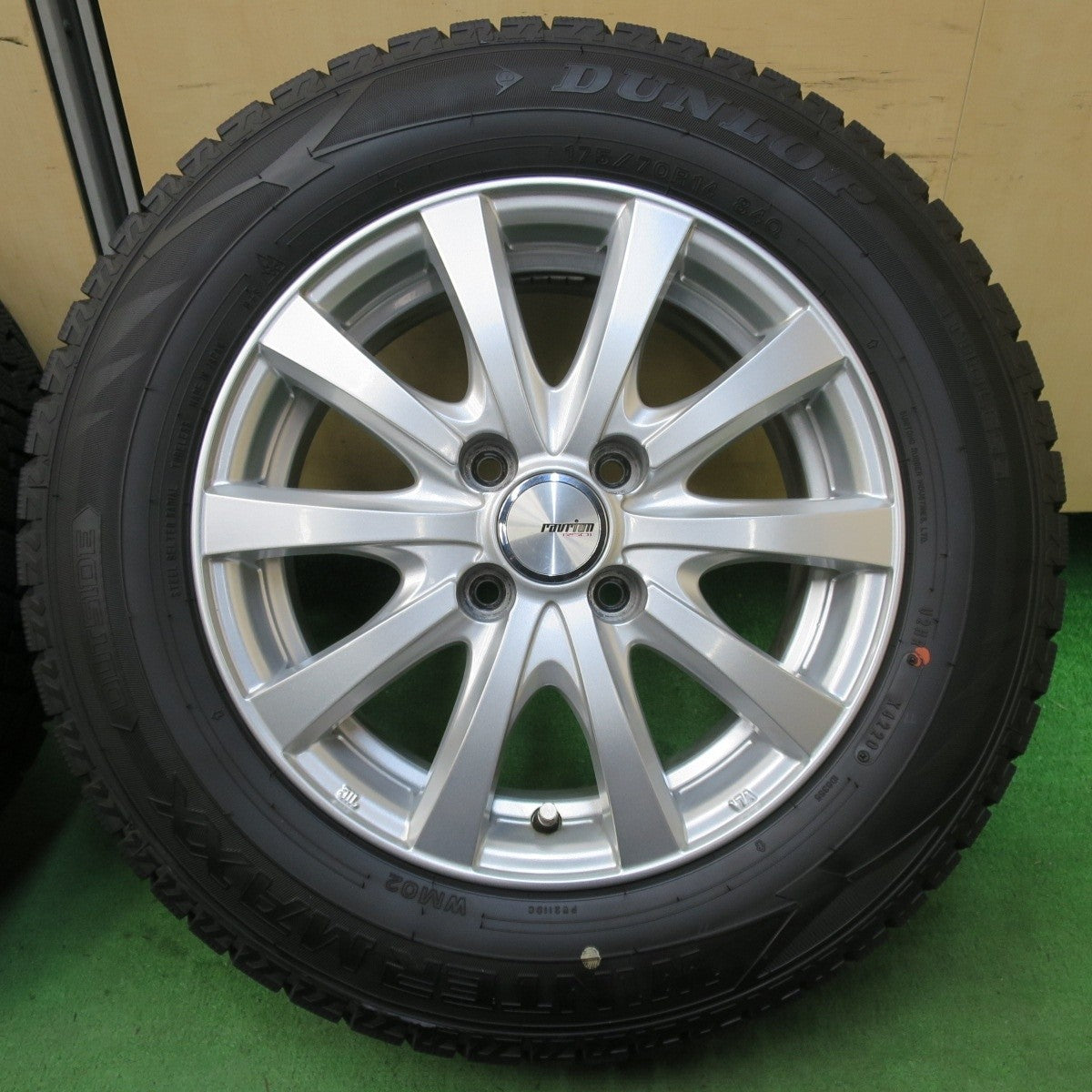 バリ溝！キレイ！9.5分★スタッドレス 175/70R14 ダンロップ ウインターマックス WM02 ravrion RS01 ラブリオン 14インチ PCD100/4H★5021708イス