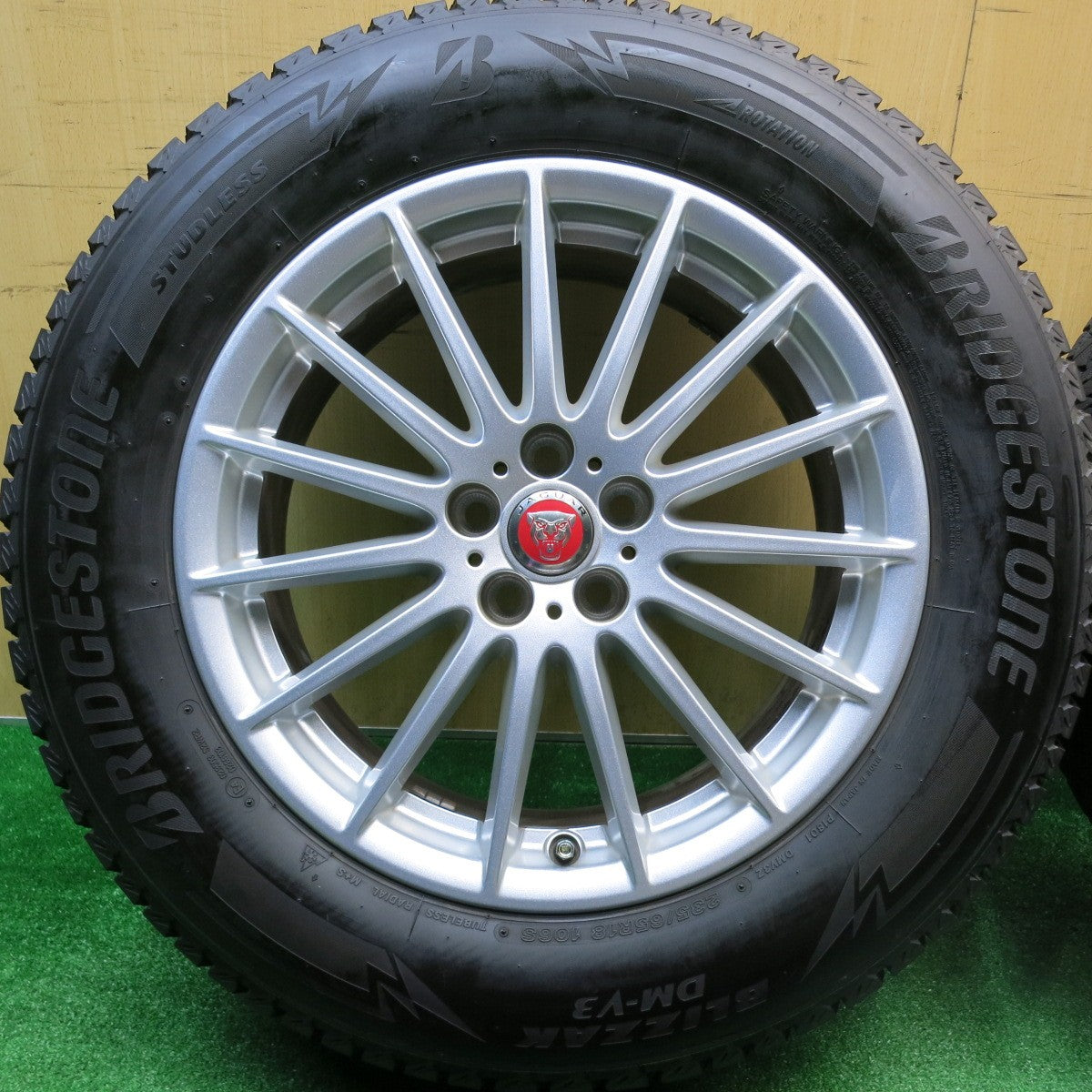 バリ溝！21年！キレイ！9.5分★ジャガー F-PACE 純正 235/65R18 スタッドレス ブリヂストン ブリザック DM-V3 18インチ Fペイス Fペース PCD108/5H★5110906HAス