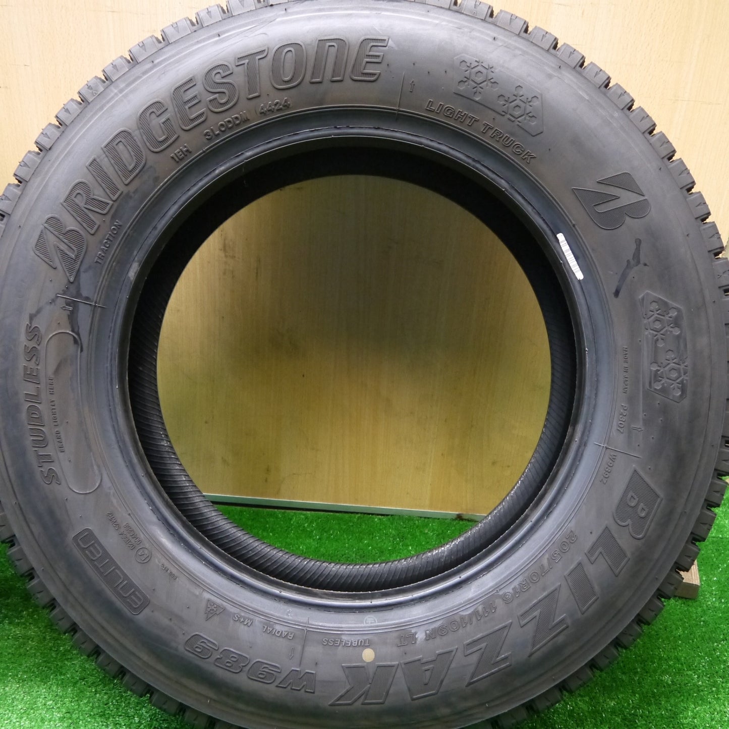 バリ溝！24年！9.5分以上！6本★トラック タイヤ 205/70R16 111/109N スタッドレス ブリヂストン ブリザック W989 16インチ★5101402Hスタ