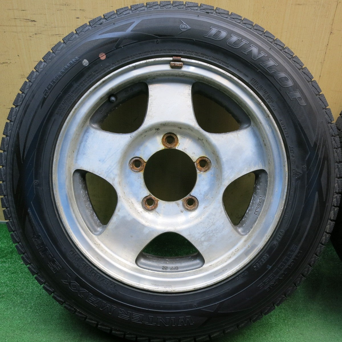 バリ溝！9.5分◎スズキ JA11 ジムニー 純正 175/80R16 スタッドレス ダンロップ ウインターマックス SJ8 16インチ PCD139.7/5H◎6100405HAス