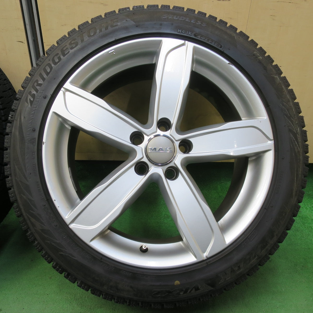 バリ溝！9.5分★アウディ 等 MAK STADT 245/45R18 スタッドレス ブリヂストン ブリザック VRX2 シュタッド 18インチ PCD112/5H★5042403イス