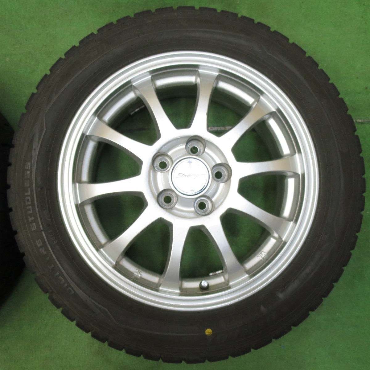 [送料無料] バリ溝！キレイ！9.5分★シエンタ 等 185/60R15 スタッドレス ダンロップ ウインターマックス WM01 Stranger ストレンジャー 15インチ PCD100/5H★4112909イス