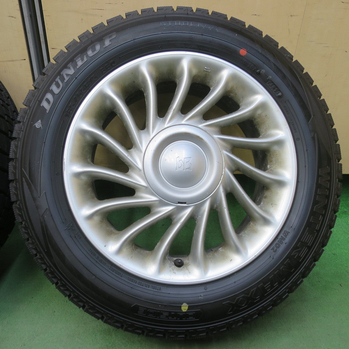 ほぼ未使用！24年★トヨタ bB 純正 185/65R15 スタッドレス ダンロップ ウインターマックス WM02 15インチ PCD100/4H★6042904イス