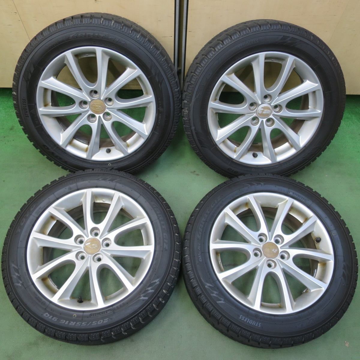 バリ溝！22年！9.5分以上◎スバル インプレッサ スポーツ 純正 205/55R16 スタッドレス トーヨー オブザーブ ガリット GIZ 16インチ PCD100/5H◎6082403イス