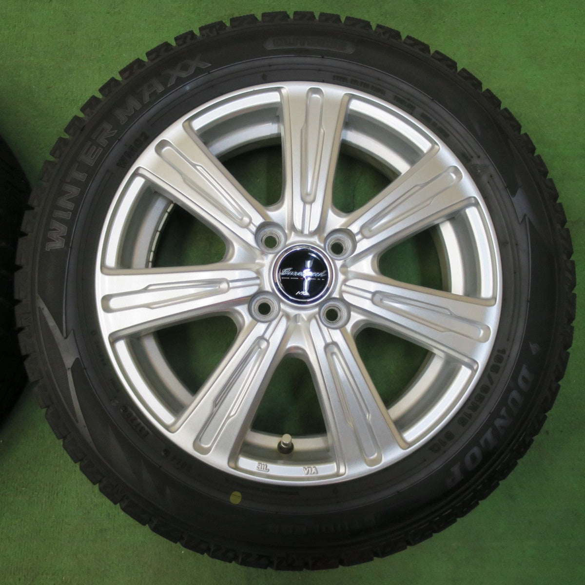 [送料無料] バリ溝！キレイ！9.5分★スタッドレス 165/65R15 ダンロップ ウインターマックス WM02 EuroSpeed MiD タフト ハスラー ソリオ 等 PCD100/4H★5011803イス